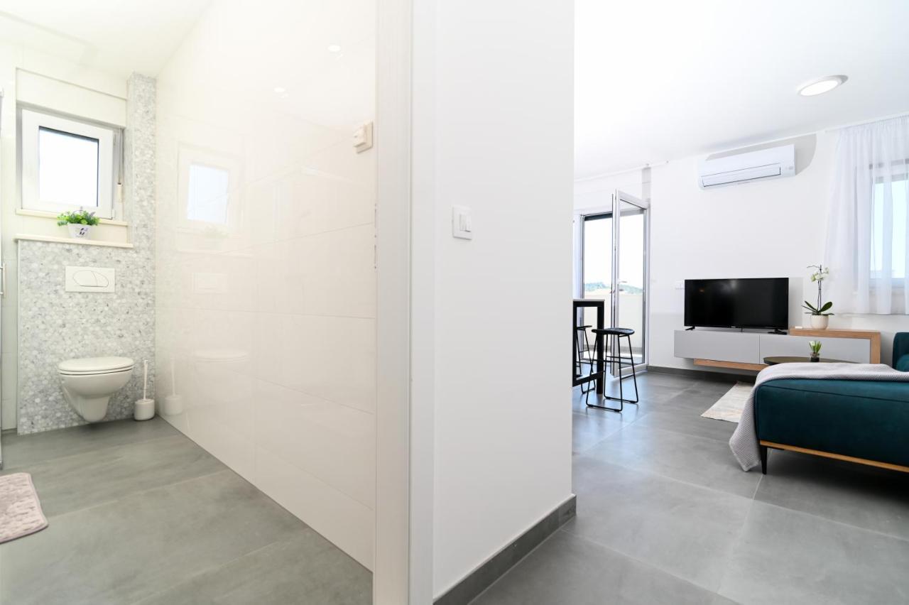 Apartment Laura, Free Parking, Balcony, 4 Ppl Trogir Exteriör bild